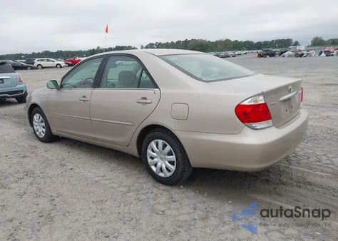 2005 Toyota Camry Le z USA, uszkodzony, nr VIN 4T1BE32K75U504342